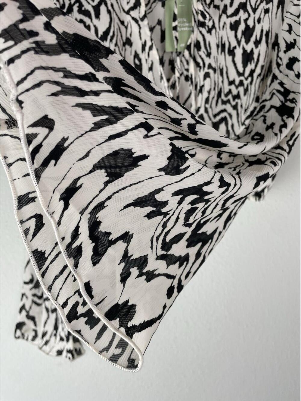 H&M Zebra Print Cropped Wrap Blouse S NWT Bell Sleeve Abstract Animal Top - Picture 4 of 8